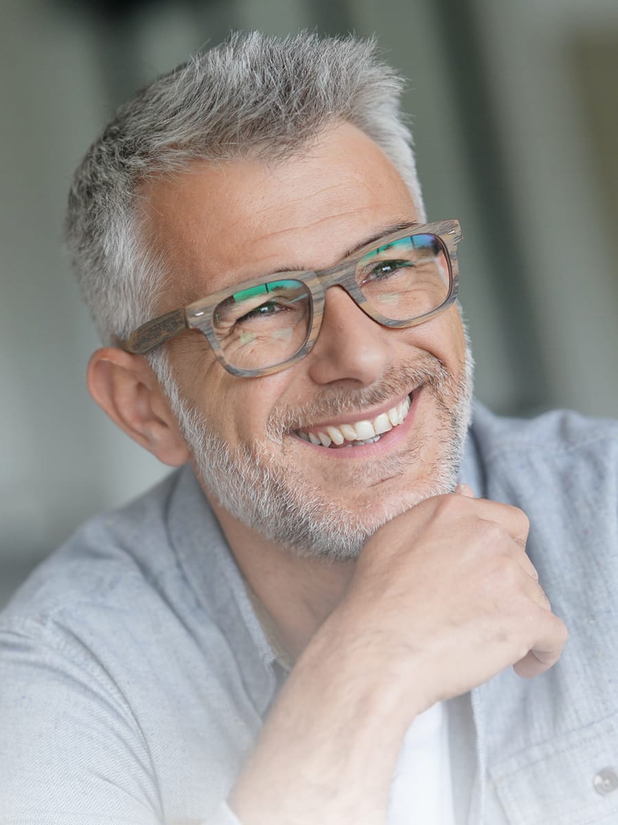 Foto lächelnder Mann mit kurzem grauen Haar