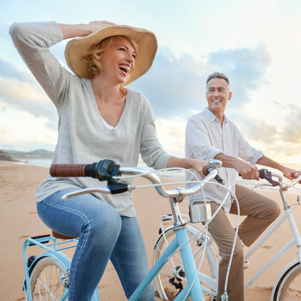 Foto Paar auf dem Fahrrad am Strand - beginnen Sie, sich in Ihrer Haut wohlzufühlen