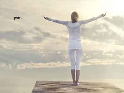 Frau in Smartcel Sensitive Basics auf Steeg vor weitem Himmel am Meer
